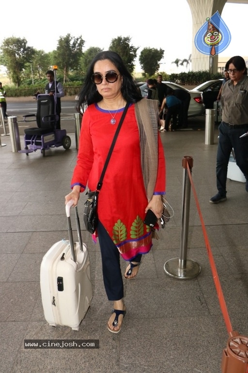 Bollywood Celebrities Spotted At Airport - 3 / 11 photos