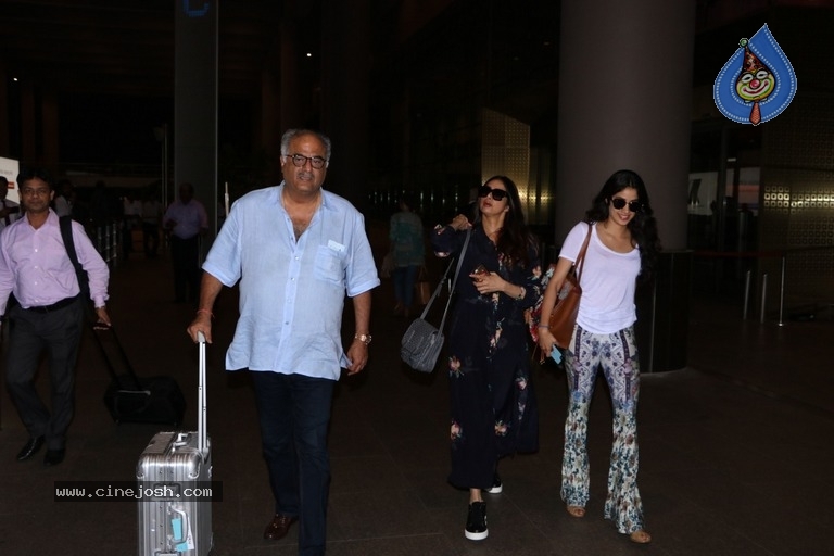Bollywood Celebrities Spotted At Airport - 4 / 11 photos