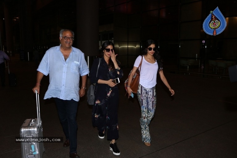 Bollywood Celebrities Spotted At Airport - 7 / 11 photos
