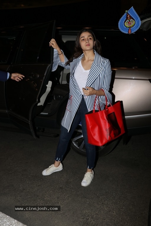 Bollywood Celebrities Spotted At Airport - 1 / 7 photos