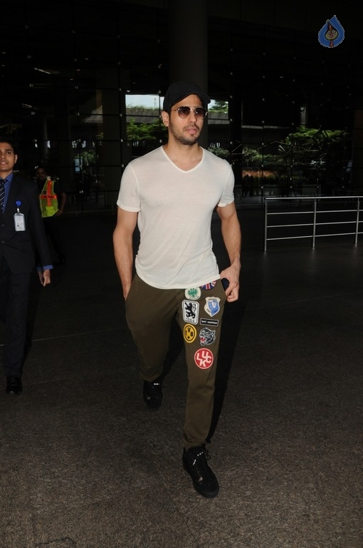 Bollywood Celebrities Spotted at Airport Images - 10 / 18 photos