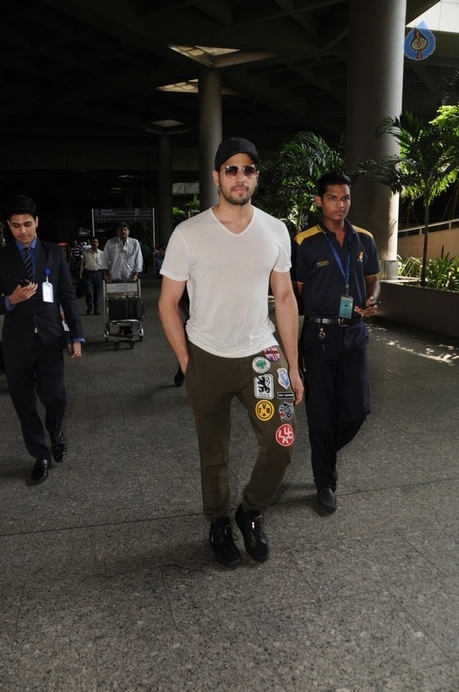 Bollywood Celebrities Spotted at Airport Images - 11 / 18 photos