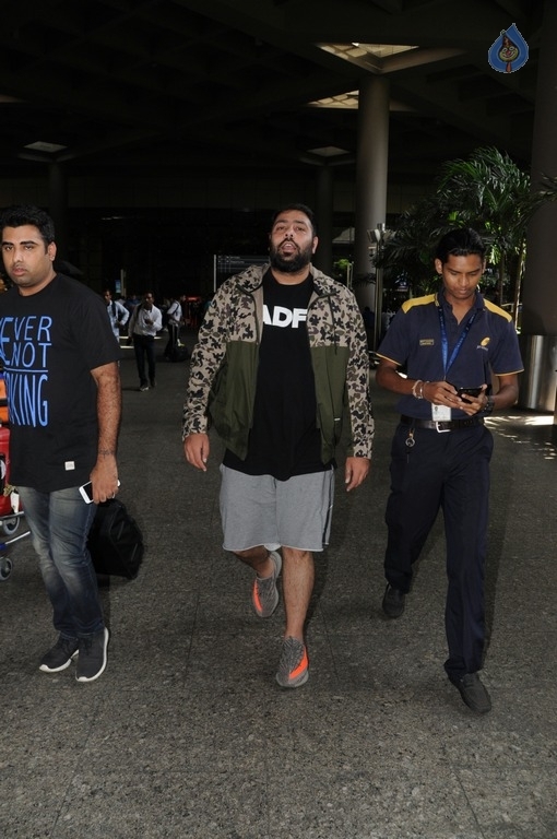 Bollywood Celebrities Spotted at Airport Images - 17 / 18 photos