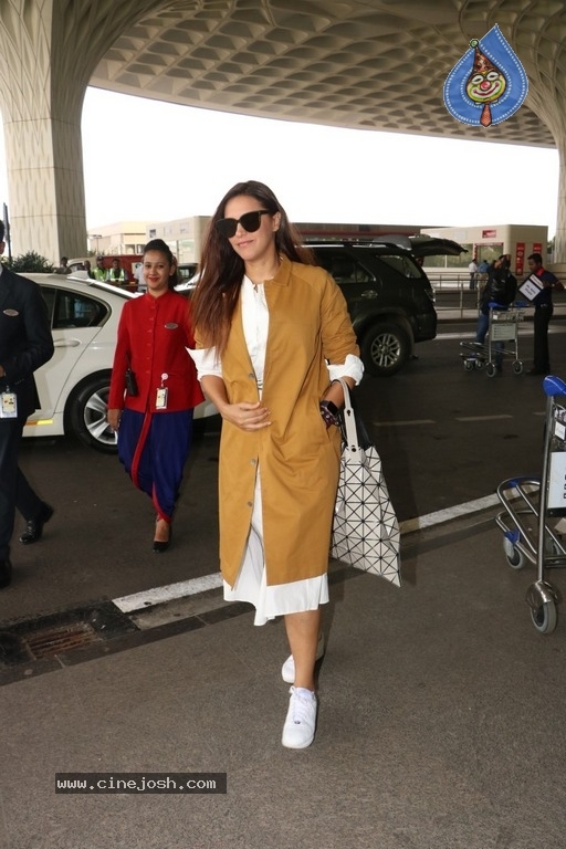 Bollywood Celebrities Spotted at Airport Photos - 15 / 15 photos