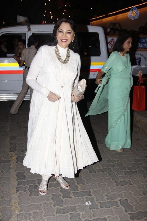 Celebrities at Amitabh Bachchan Hosted Diwali 2015 Party 1 - 15 / 106 photos