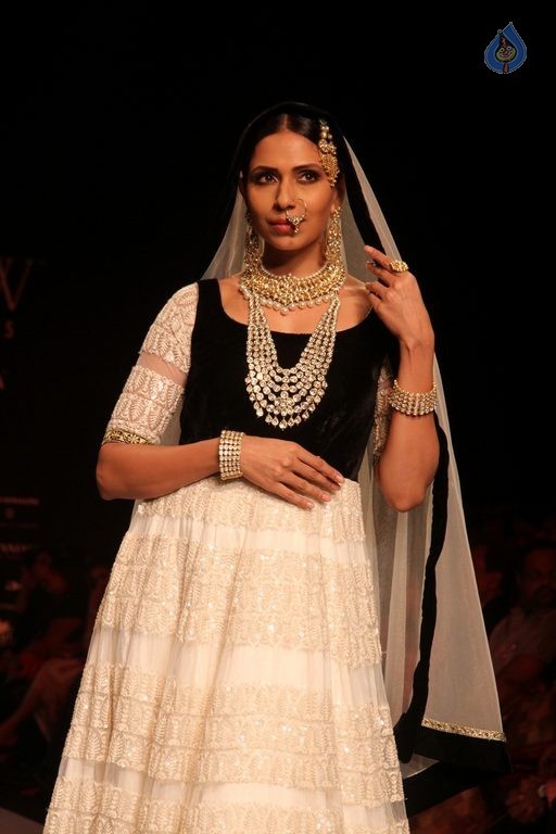 Celebrities at IIJW 2015 Show - 8 / 102 photos