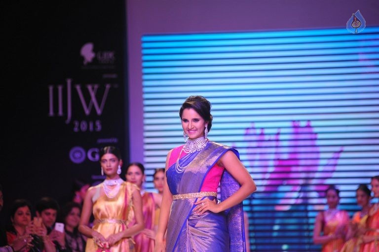 Celebrities at IIJW 2015 Show - 15 / 102 photos