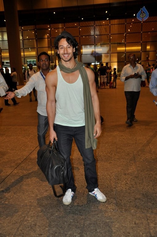 Celebrities at Mumbai Airport  - 15 / 20 photos