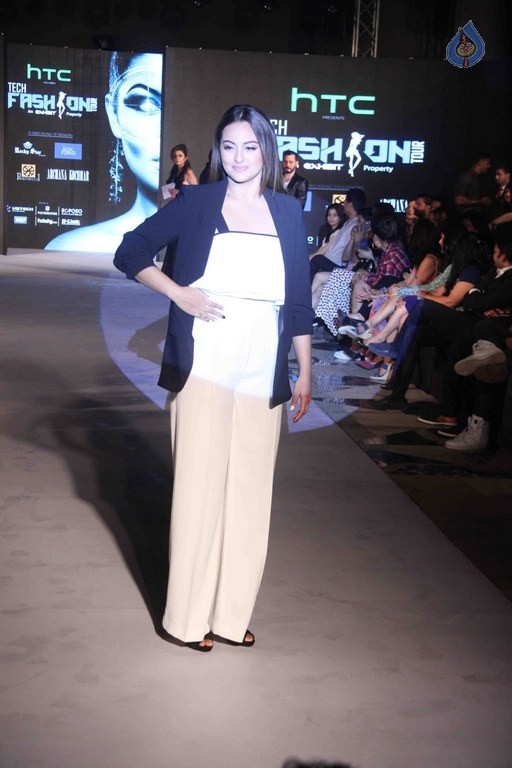 Celebrities at Tech Fashion Tour 2016 - 19 / 25 photos