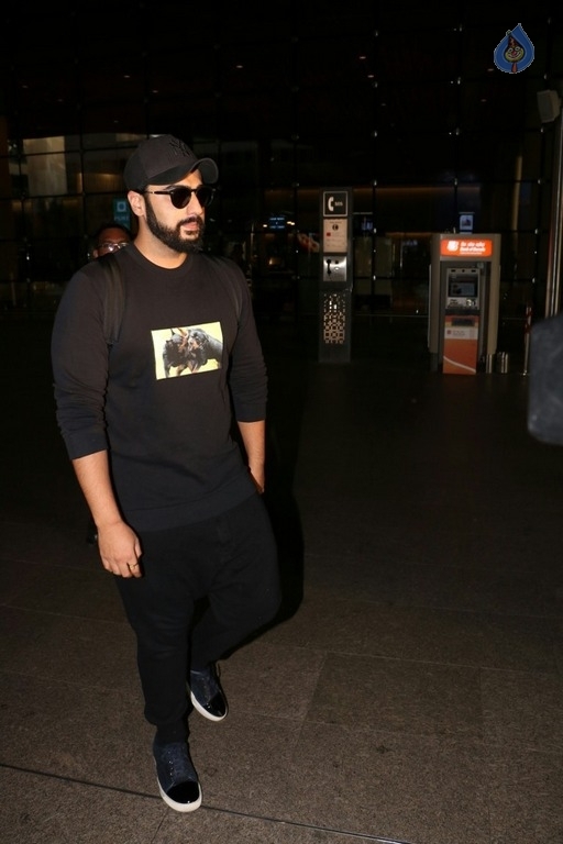 Celebrities Spotted at Airport - 11 / 41 photos