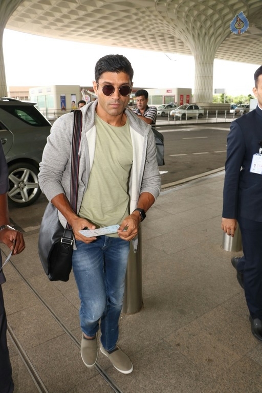 Celebrities Spotted at Airport - 15 / 41 photos