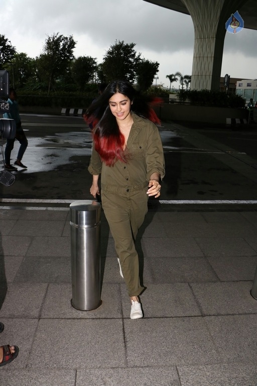 Celebrities Spotted at Airport - 16 / 32 photos