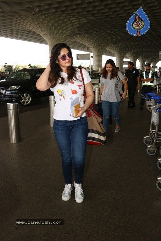 Celebrities Spotted at Airport Photos - 4 / 54 photos