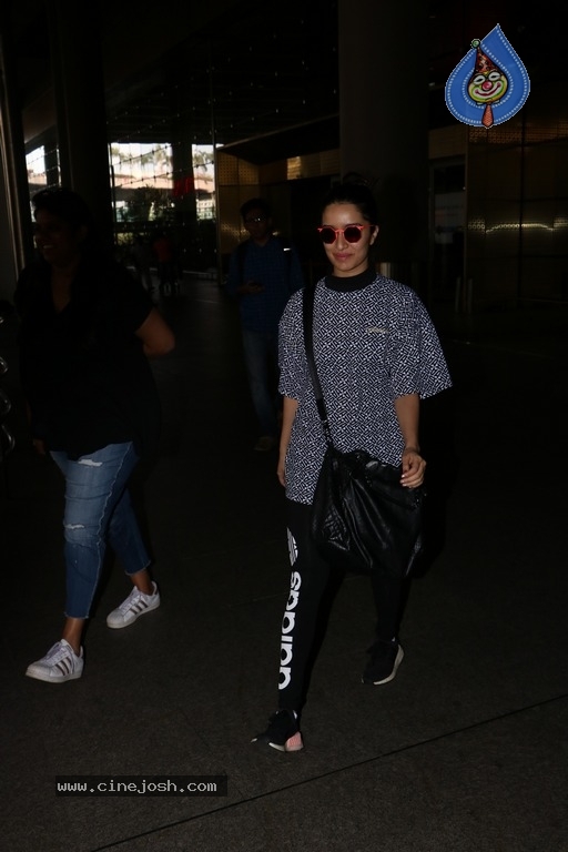 Celebrities Spotted at Airport Photos - 14 / 54 photos