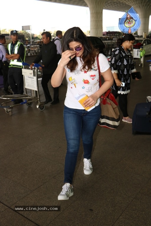 Celebrities Spotted at Airport Photos - 20 / 54 photos