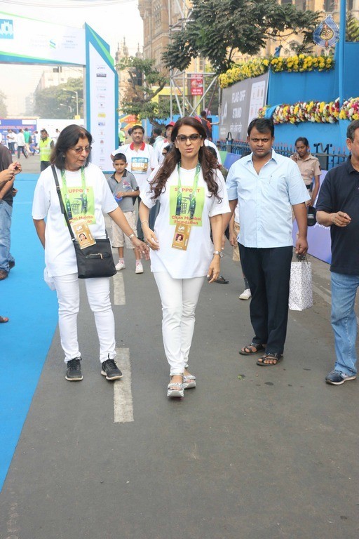 Celebrities Spotted at The Mumbai Marathon 2017 - 10 / 26 photos