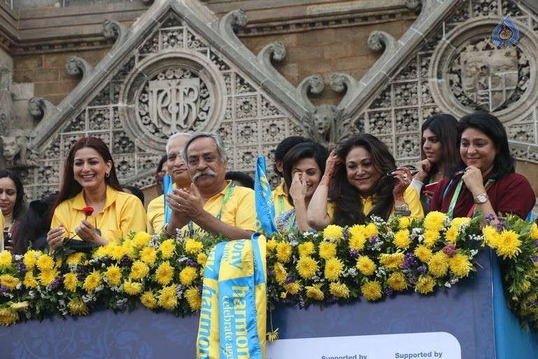 Celebrities Spotted at The Mumbai Marathon 2017 - 14 / 26 photos