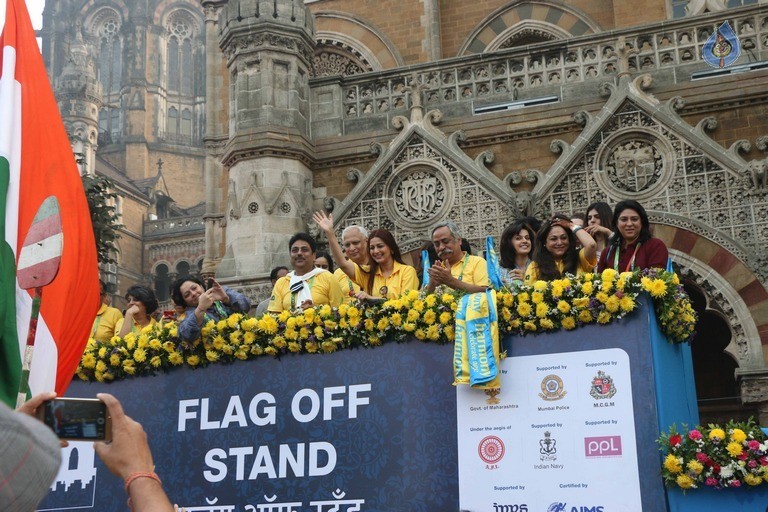 Celebrities Spotted at The Mumbai Marathon 2017 - 17 / 26 photos