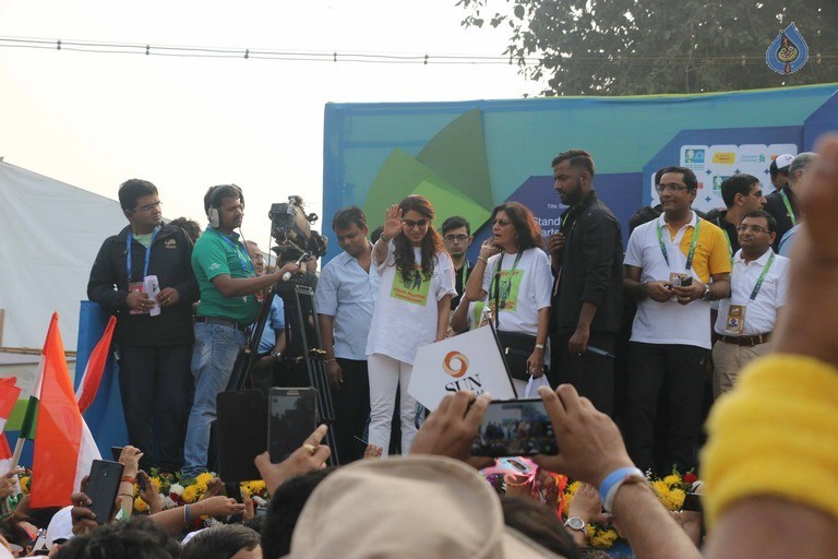 Celebrities Spotted at The Mumbai Marathon 2017 - 20 / 26 photos