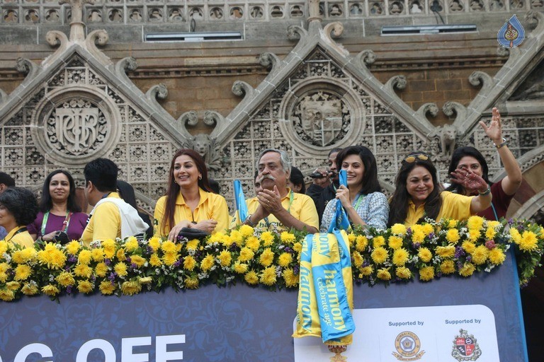 Celebrities Spotted at The Mumbai Marathon 2017 - 21 / 26 photos