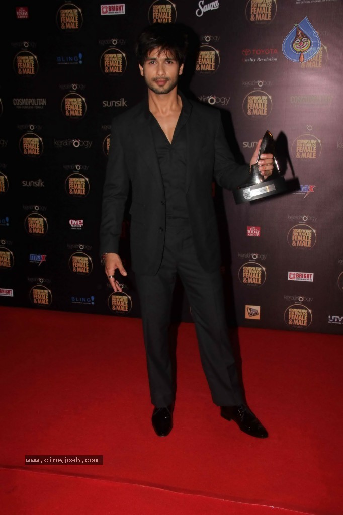 Bolly Celebs at Cosmopolitan Fun Fearless Awards - 64 / 112 photos