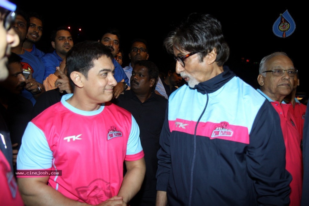 Celebs at Jaipur Pink Panthers Pro Kabaddi League Match - 12 / 85 photos