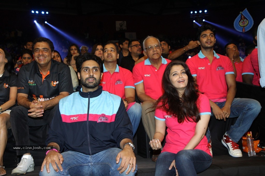 Celebs at Jaipur Pink Panthers Pro Kabaddi League Match - 17 / 85 photos