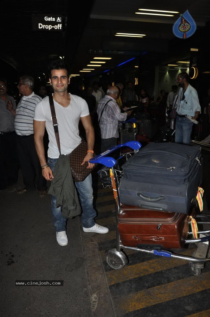 Celebs at Mumbai Airport - 12 / 23 photos
