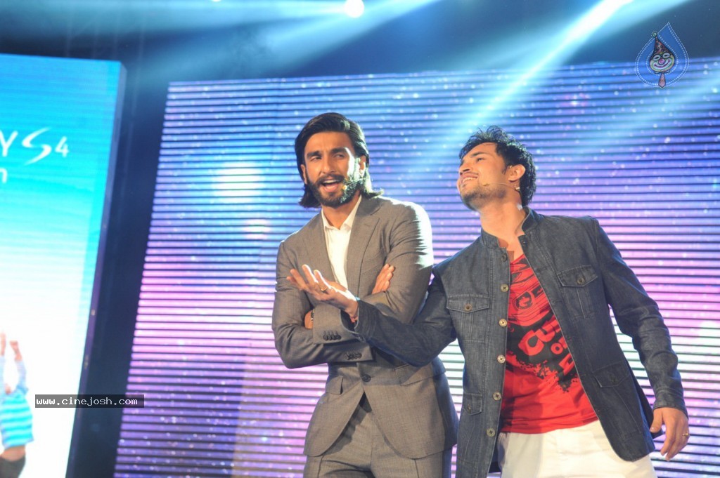 Ранвир Сингх / Ranveer Singh Celebs_at_samsung_galaxy_s4_launch_2904131131_022