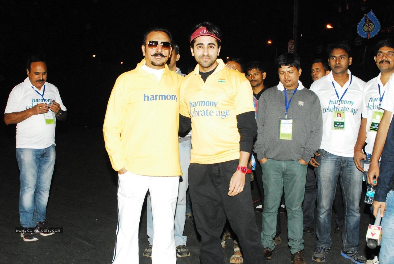 Celebs at Standard Chartered Mumbai Marathon 2015 - 2 / 60 photos