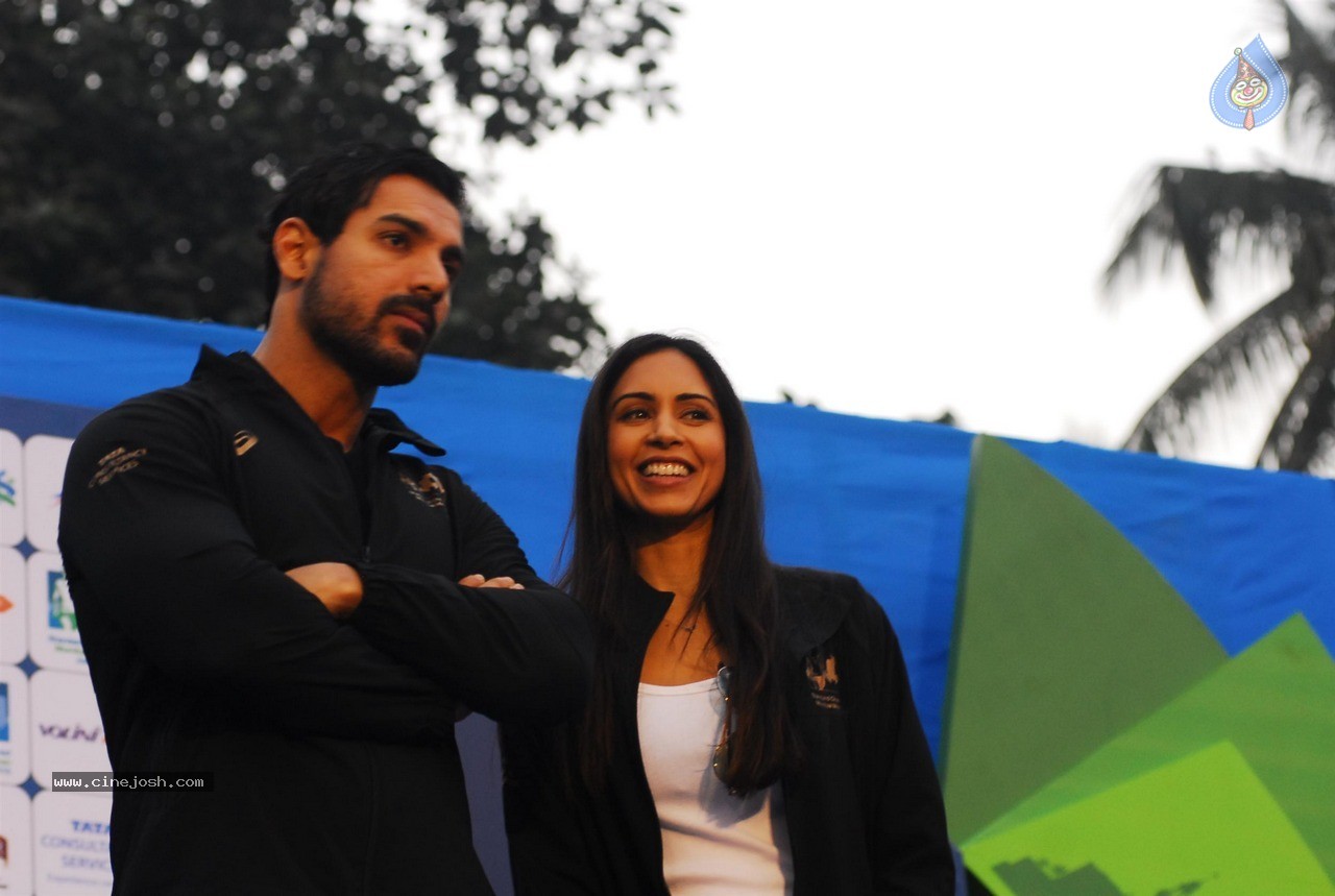 Celebs at Standard Chartered Mumbai Marathon 2015 - 5 / 60 photos