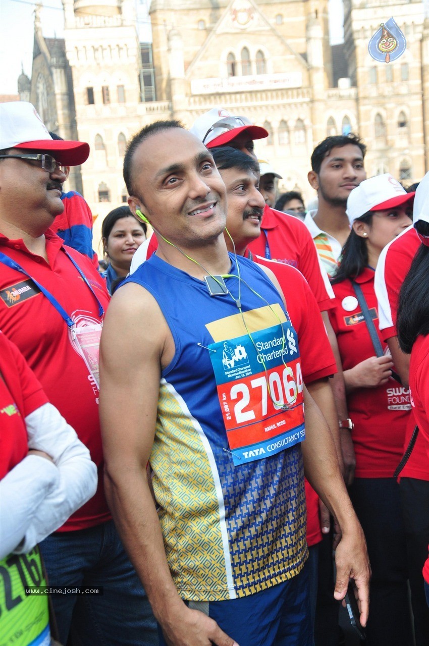 Celebs at Standard Chartered Mumbai Marathon 2015 - 12 / 60 photos
