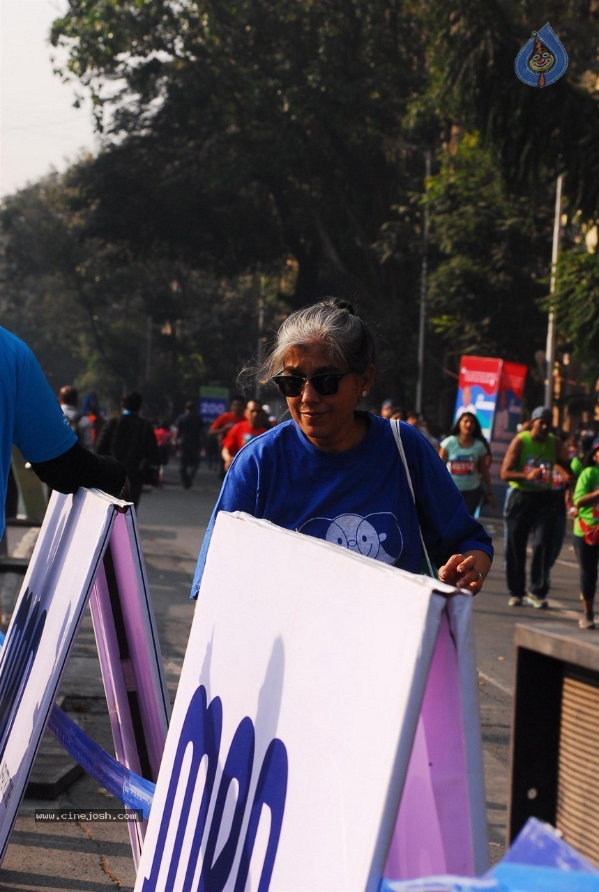 Celebs at Standard Chartered Mumbai Marathon 2015 - 17 / 60 photos