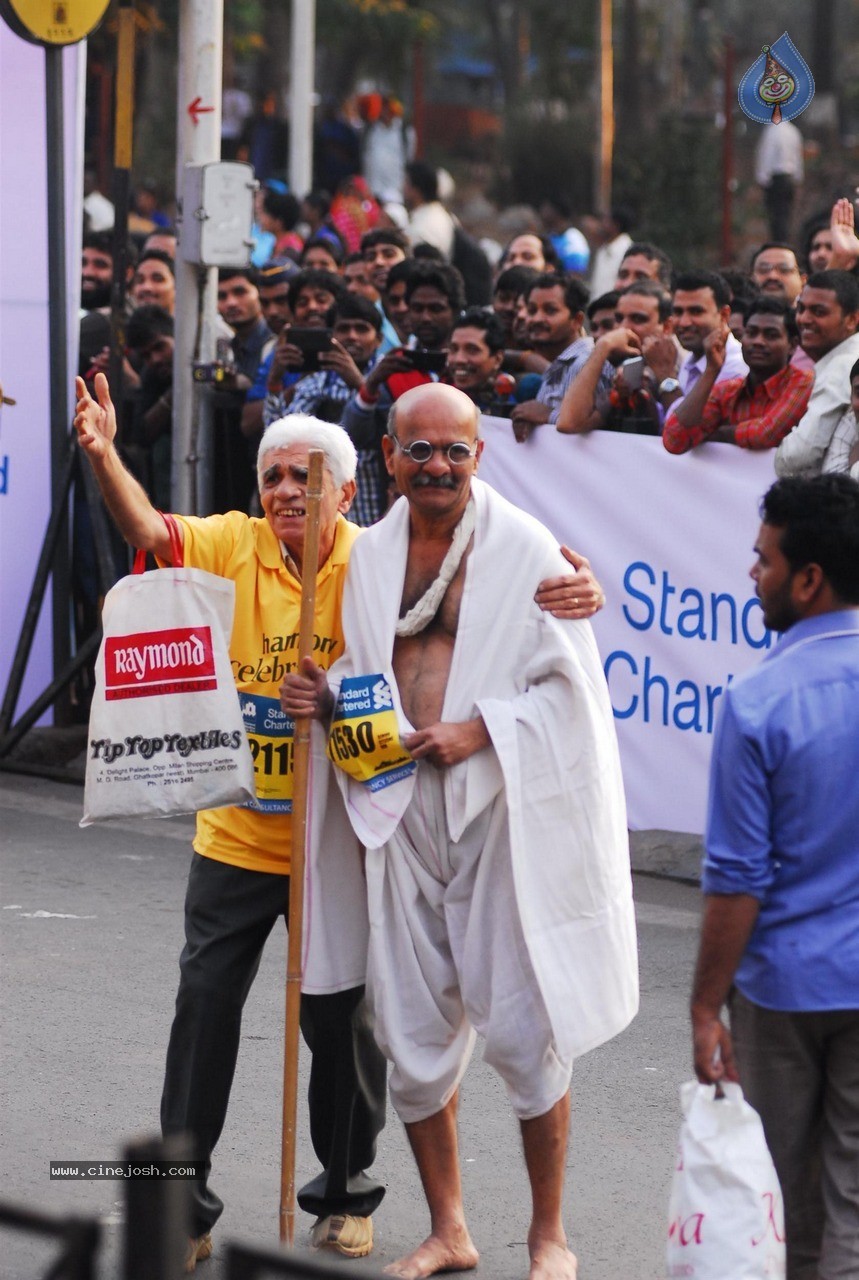 Celebs at Standard Chartered Mumbai Marathon 2015 - 18 / 60 photos