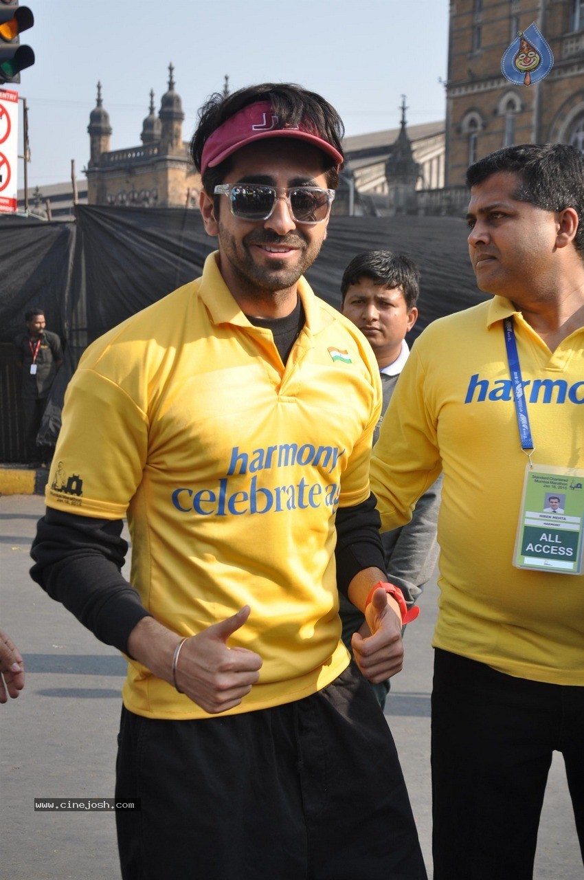 Celebs at Standard Chartered Mumbai Marathon 2015 - 20 / 60 photos
