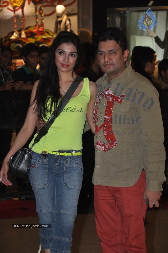 Celebs at Talaash Premiere - 11 / 59 photos