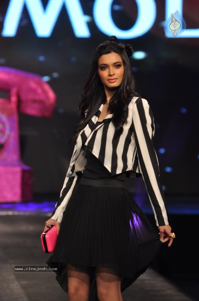Celebs Walk the Ramp at the Allure Fashion Show - 19 / 45 photos