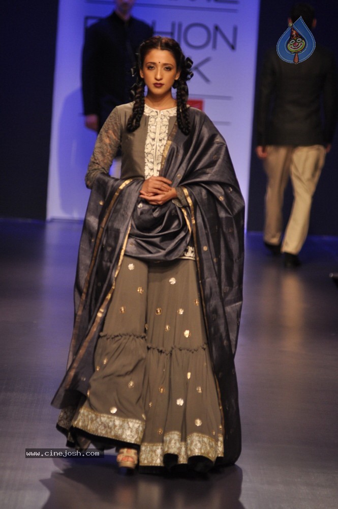 Celebs Walks the Ramp at LFW Summer Resort 2013 - 85 / 186 photos