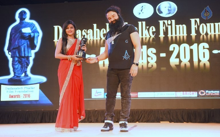 Dadasaheb Phalke Film Foundation Awards 2016 - 14 / 42 photos
