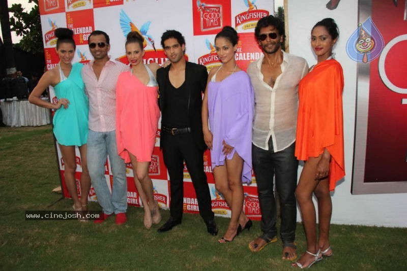 Deepika n Siddharth with Kingfisher Calendar Babes - 9 / 60 photos