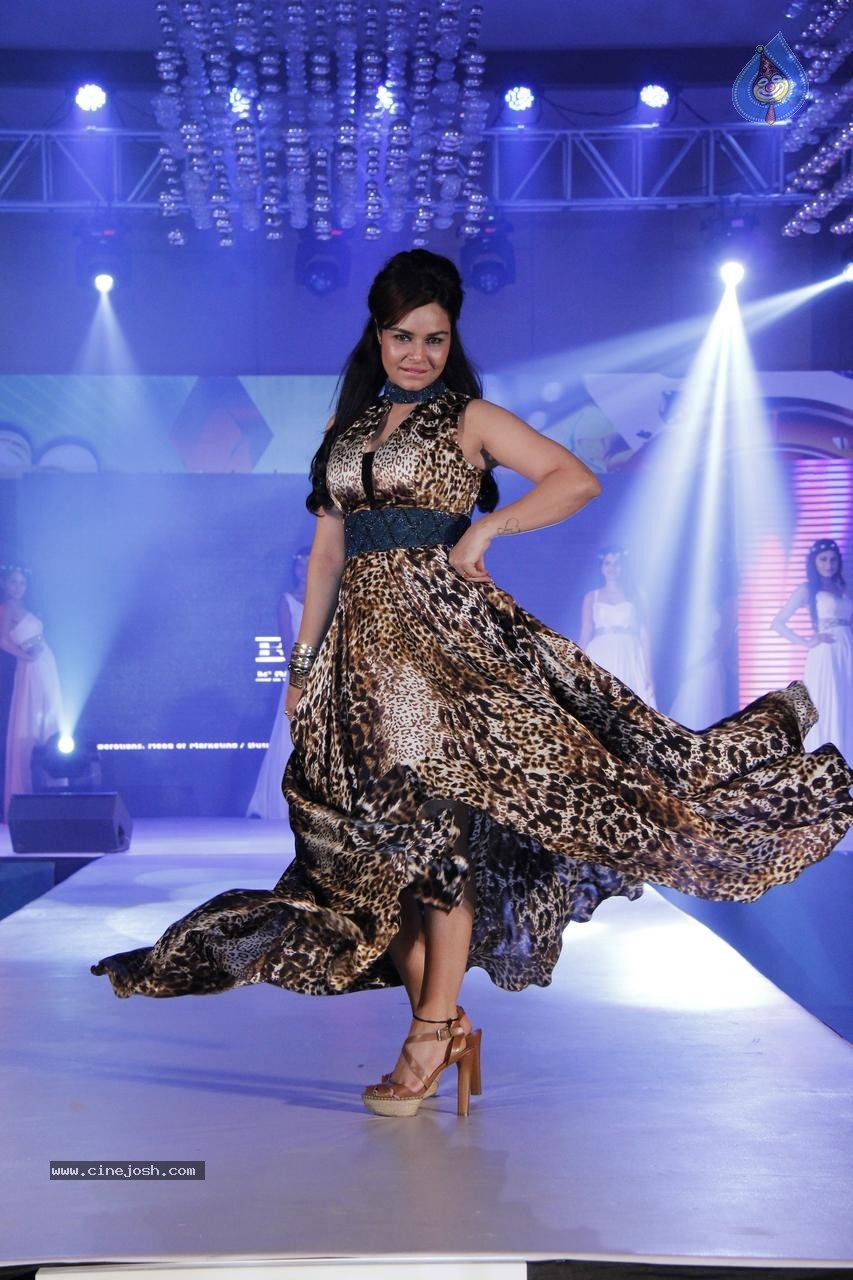 Designer Manali Jagtap Fashion Show - 8 / 21 photos