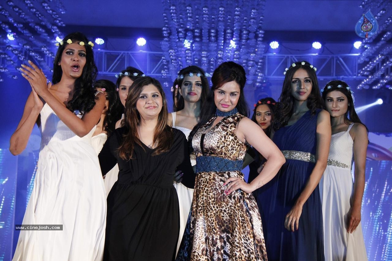Designer Manali Jagtap Fashion Show - 11 / 21 photos