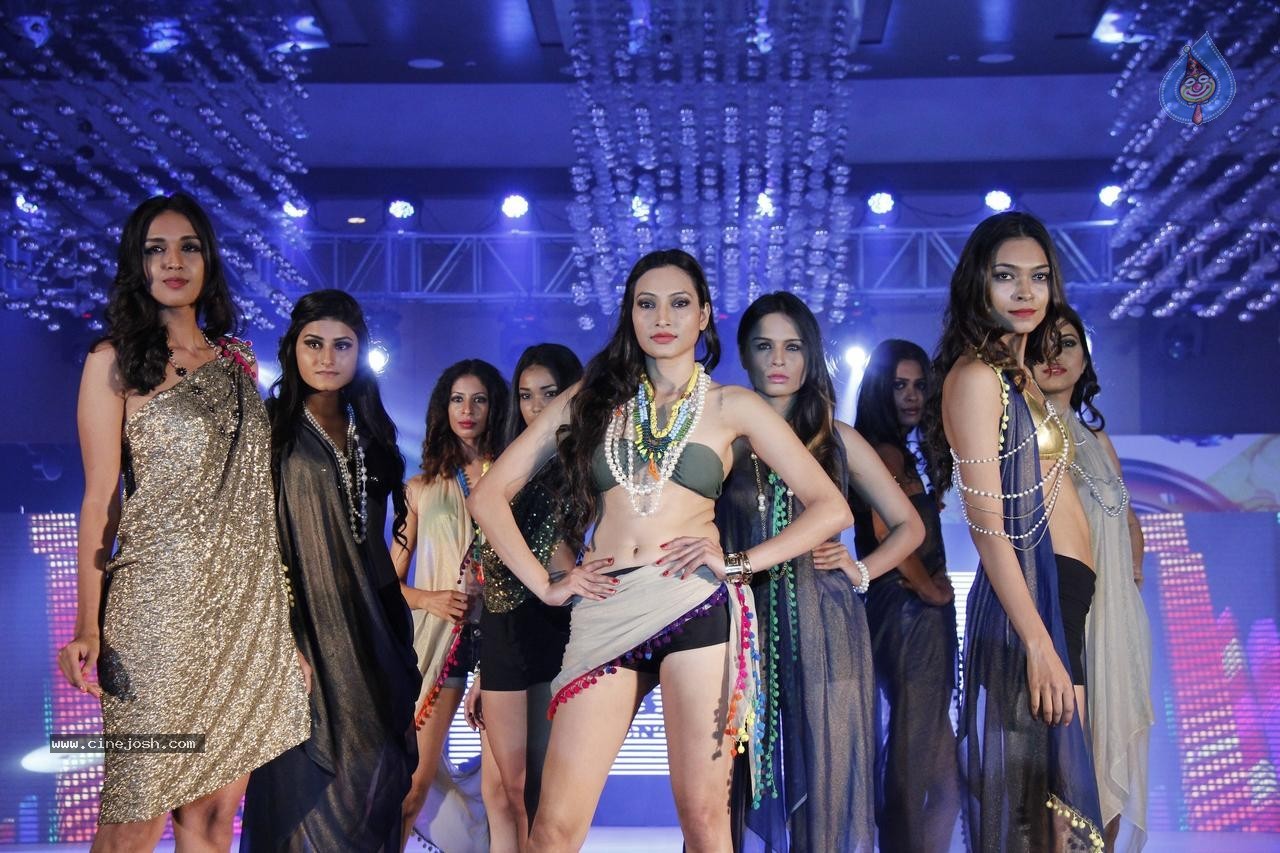 Designer Manali Jagtap Fashion Show - 15 / 21 photos