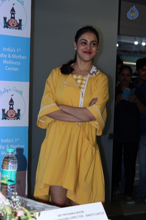 Genelia at Baby and Mother Wellness Centre Launch - 4 / 33 photos