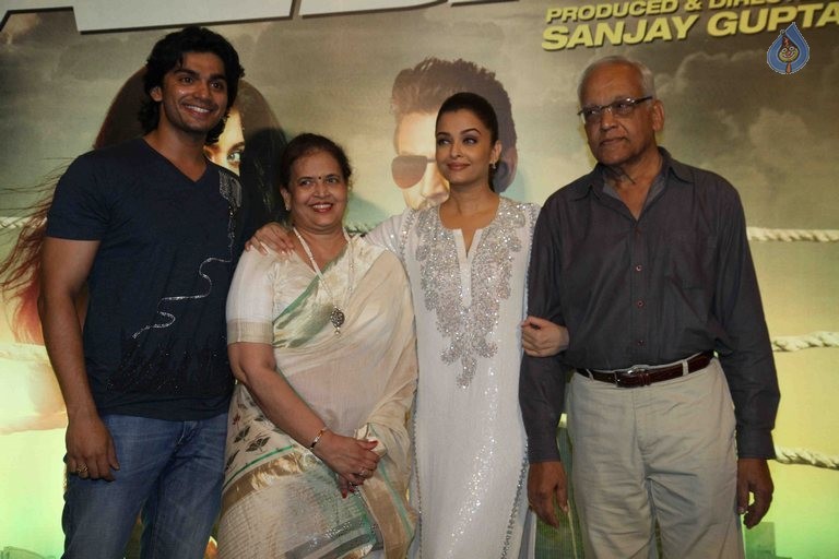 Jazbaa Special Screening Photos - 12 / 42 photos