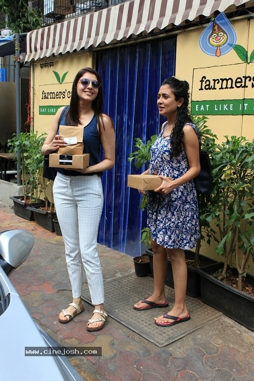Kajal Aggarwal Spotted at Farmers Cafe - 1 / 7 photos