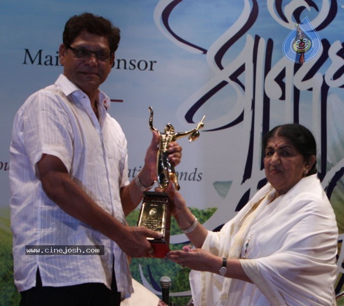 Kajol at Pt.Dinanath Mangeshkar Awards - 3 / 13 photos