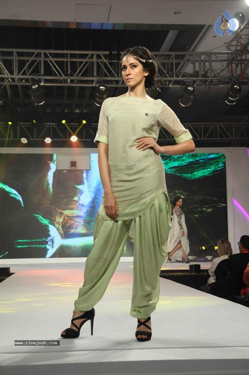 Kangana Ranaut Showstopper at Launch of LIVA - 14 / 108 photos