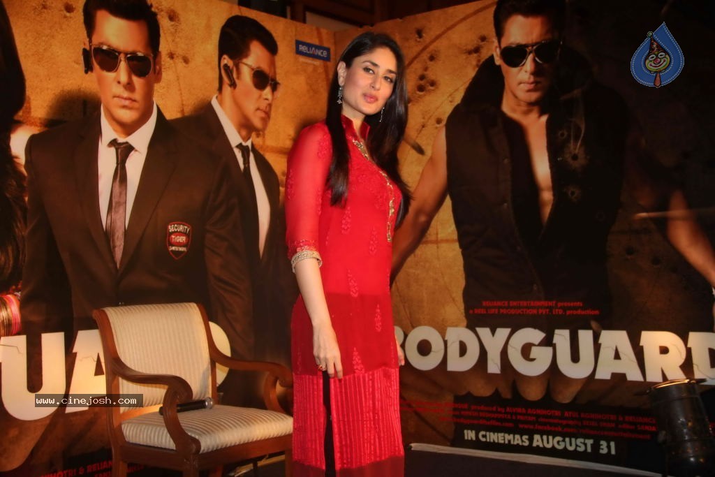 Kareena Honours Bollywood Bodyguards - 2 / 24 photos