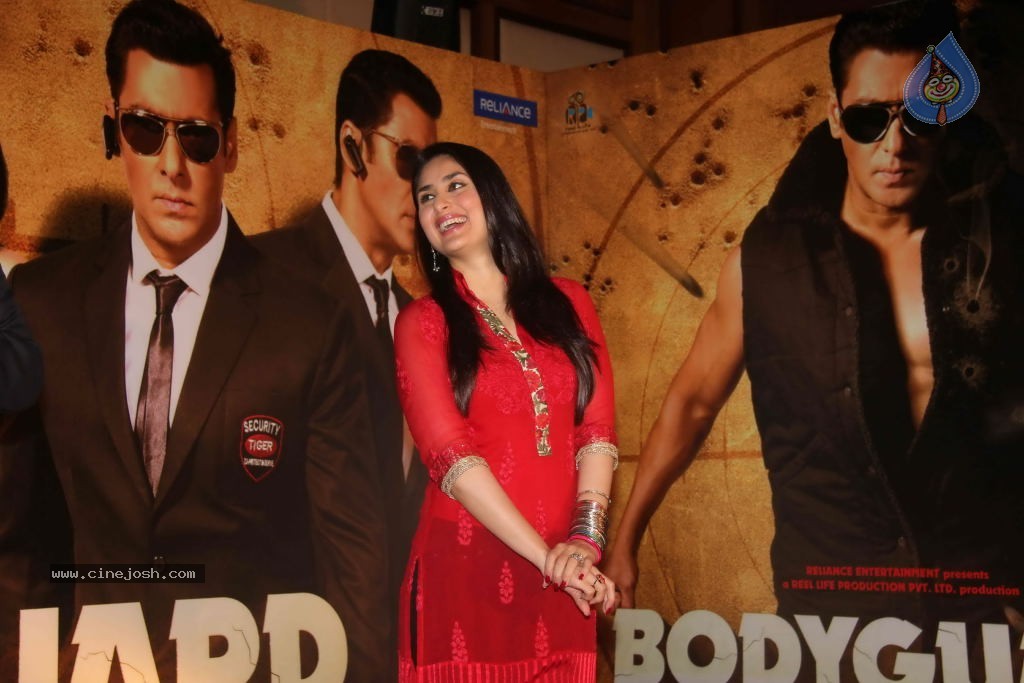 Kareena Honours Bollywood Bodyguards - 10 / 24 photos